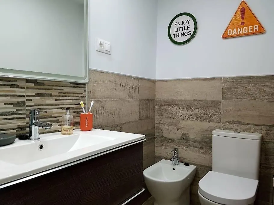 Beautiful Apartment In La Carihuela, 托雷莫利诺斯