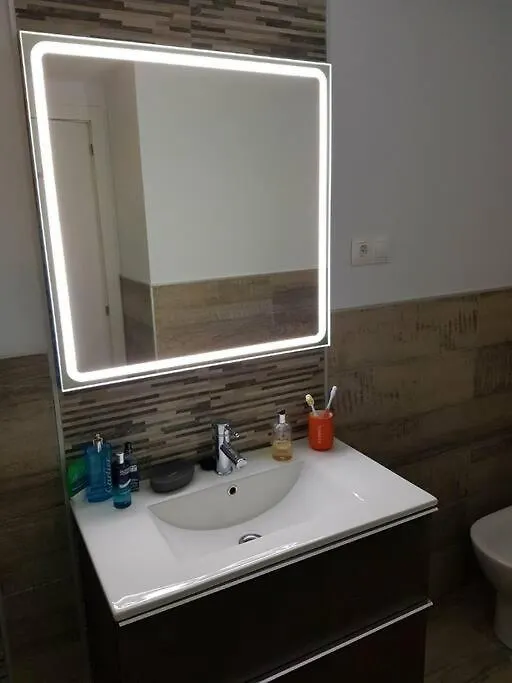 Beautiful Apartment In La Carihuela, 托雷莫利诺斯