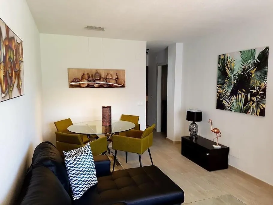 Beautiful Apartment In La Carihuela, 托雷莫利诺斯