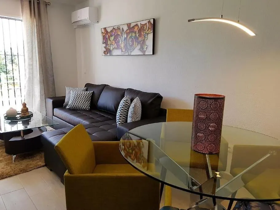 Beautiful Apartment In La Carihuela, 托雷莫利诺斯